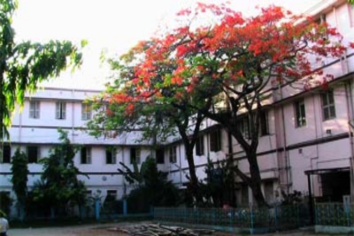 https://cache.careers360.mobi/media/colleges/social-media/media-gallery/21306/2018/11/22/College Building View of Rishi Bankim Chandra College Naihati_Campus-View.jpg